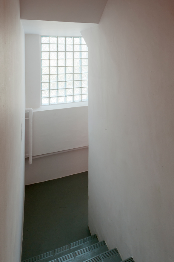 女性専用シェアハウス　西が丘トレセン Sハウス 階段1